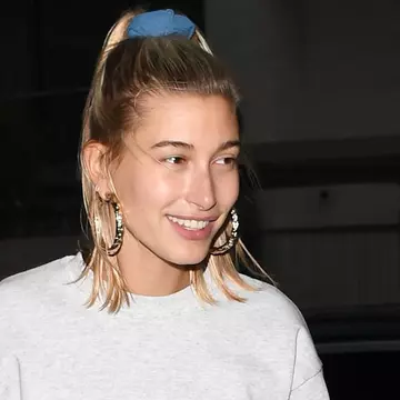 Cum reușește Hailey Baldwin să aibă pielea curată și strălucitoare