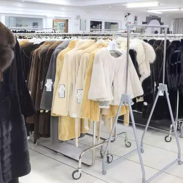 Un renumit brand de lux renunță la blănurile naturale și la distrugerea produselor nevândute