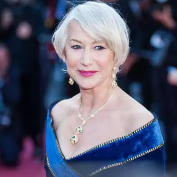 Actrița Helen Mirren, considerată prea „bătrână” pentru a purta un rucsac