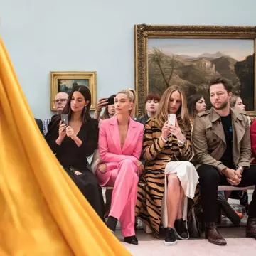 Colecția noului designer al casei de modă Carolina Herrera a făcut senzație la Săptămâna modei de la New York