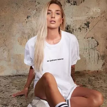 O cântăreață a stârnit furia internauților după ce a pozat topless lângă un memorial FOTO