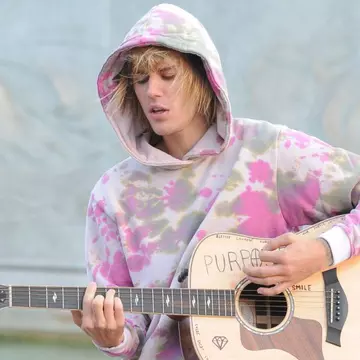 Justin Bieber i-a făcut o serenadă lui Hailey, în fața Palatului Buckingham