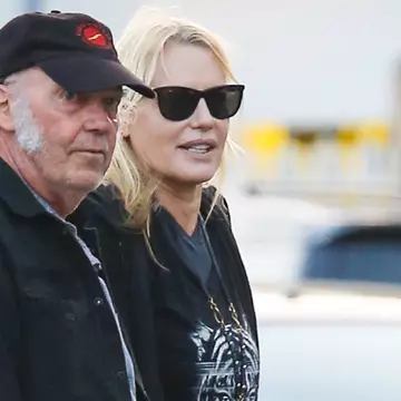 Neil Young și Daryl Hannah s-au căsătorit în cadrul unei ceremonii discrete