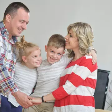 Psiholog: Timpul petrecut departe de copil nu poate fi compensat prin cadouri