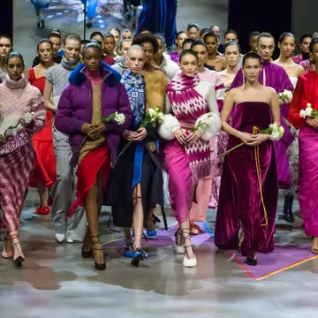 Ținute de toamnă 2018. Ce croieli și culori se poartă