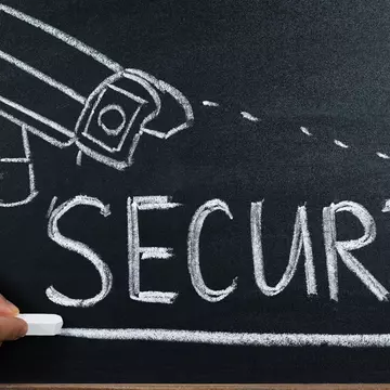 Două eleve de 11 și 12 ani au fost arestate în SUA pentru că plănuiau să își ucidă colegii și să le bea sângele