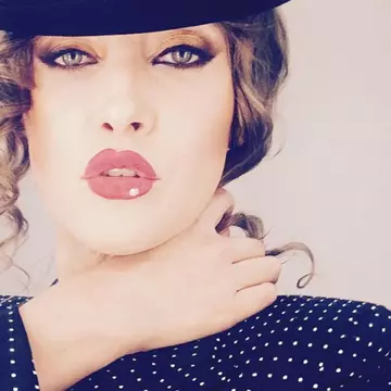 Iulia Albu critică rochia de mireasă a Roxanei Ciuhulescu