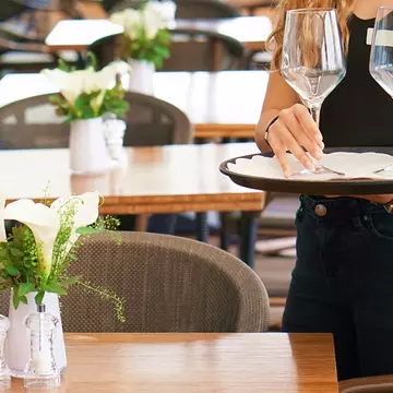 O ospătăriță a rămas uimită de ce i-a lăsat un client pe masă: „Nu credeam că e real”