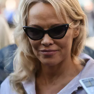 Pamela Anderson, închisă într-o cușcă la Paris. Motivul este unul emoționant