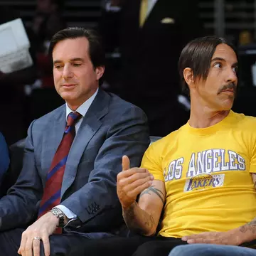 Solistul trupei Red Hot Chili Peppers a fost dat afară de la meciul echipei LA Lakers. Ce a făcut acesta?