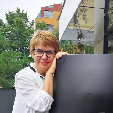 CAMELIA CAVADIA: „M-am pus pe scris și am crescut odată cu povestea”