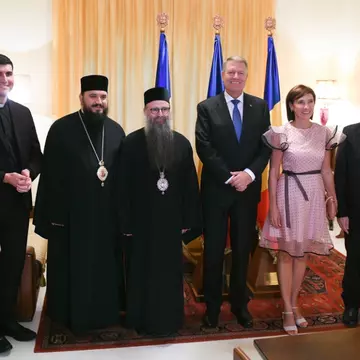 Ținuta neașteptată a lui Carmen Iohannis, în vizită la Episcopia Română din Italia