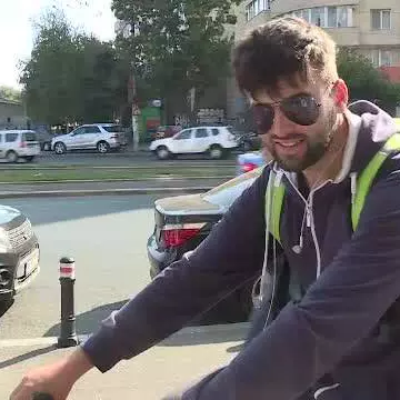 Cât ajunge să câștige lunar un curier de mâncare pe bicicletă. Rapiditatea aduce bacșișuri mari