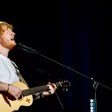 Ed Sheeran i-a făcut o serenadă lui Bruno Mars, care a împlinit 33 de ani