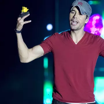 Enrique Iglesias, moment pasional pe scenă alături de o fană VIDEO