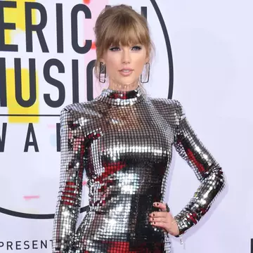 Taylor Swift, desemnată artistul anului la gala American Music Awards