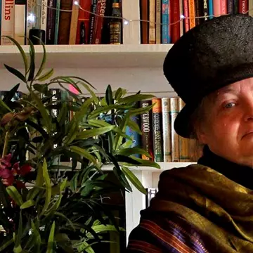 O scriitoare britanică trăiește de 8 ani în munții României: „La români, cel mai mult îmi place ideea de vecin”