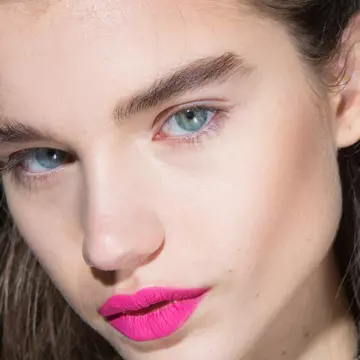 Truc de make-up artist: pistrui pentru un look natural