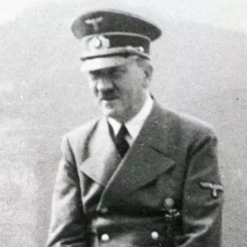 Remarcabila poveste a fetiței evreice ce a fost prietena lui Adolf Hitler