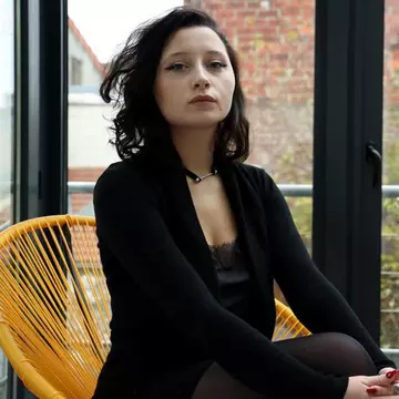 O tânără a fost la un pas de moarte după ce și-a vopsit părul