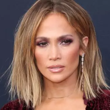 Jennifer Lopez a pozat aproape goală la 49 de ani. Secretele corpului ei de invidiat