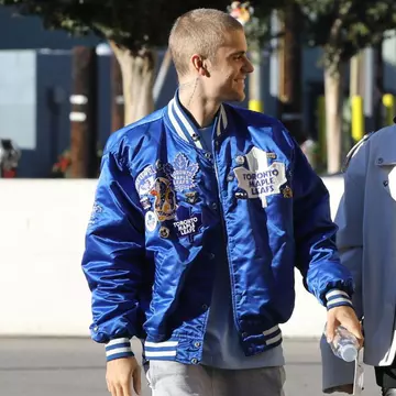 Hailey Baldwin și-a schimbat numele în Hailey Bieber