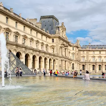 Nu a fost lăsată să intre la Luvru din cauza ținutei. Ce purta tânăra