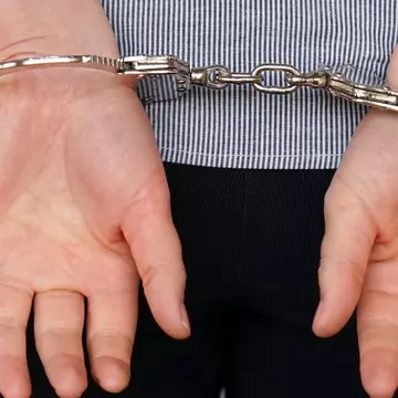 O femeie și-a împușcat soțul după ce acesta a bătut pisica familiei