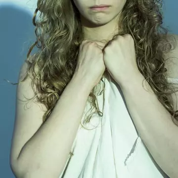 Un bărbat care a violat o adolescentă a fost achitat dintr-un motiv halucinant