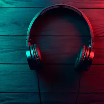 Un adolescent de 16 ani a murit electrocutat în timp ce avea în urechi căștile de la telefonul conectat în priză