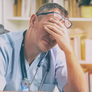 Într-o scrisoare deschisă, un doctor explică de ce le verifică conturile de Facebook pacienților care au decedat