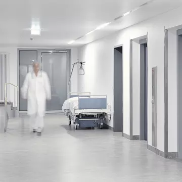 O liftieră de la Spitalul de Urgență din Craiova ar fi cerut una din pungile cu cadouri destinate copiilor bolnavi de cancer