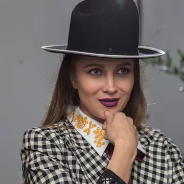 Ce s-a întâmplat cu Lora? Cândva orice apariție a sa era una sexy, acum e una...”masculină”