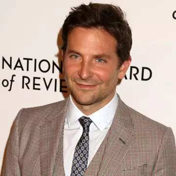 Bradley Cooper, la brațul mamei sale pe covorul roșu