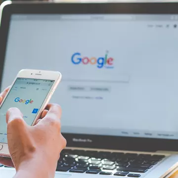 Cine este programatorul în vârstă 25 de ani care a refuzat job-ul de la Google pentru o viață în România