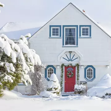 5 idei de decorațiuni pentru curte care  arată bine chiar și iarna