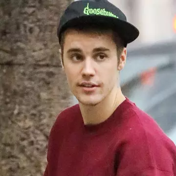 Justin Bieber s-a lansat în modă cu o colecție de hanorace și pantaloni scurți
