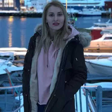 Povestea tinerei care a terminat Facultatea de Drept în România, dar e în clasa întâi în Norvegia