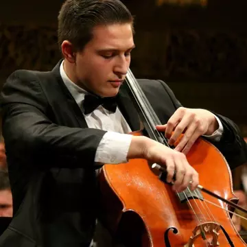 Dirijorul CRISTIAN MANDEAL și tânărul violoncelist ȘTEFAN CAZACU,  pe scena Sălii Radio