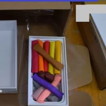 O femeie a comandat online un telefon mobil, însă în cutie a găsit plastilină