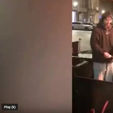 Gestul unui bărbat fără adăpost după ce a primit un card bancar și codul PIN