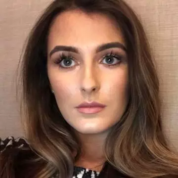 Tânără de 21 de ani, ofensată de echipajul unei companii aeriene, din cauza felului în care era îmbrăcată