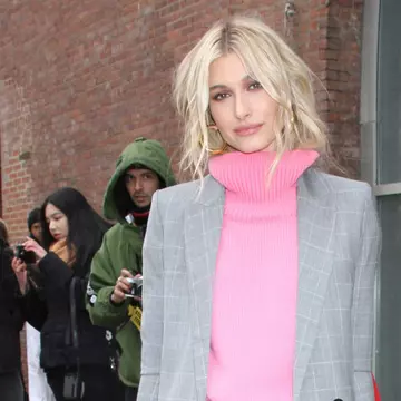 Hailey Baldwin folosește o cremă de corp ce conține un ingredient special