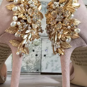 O femeie a găsit un mesaj secret pe pantofii ei de mireasă, lăsat de mama sa decedată