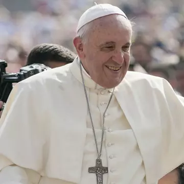 Papa Francisc nu le-a permis credincioșilor să-i sărute mâna VIDEO