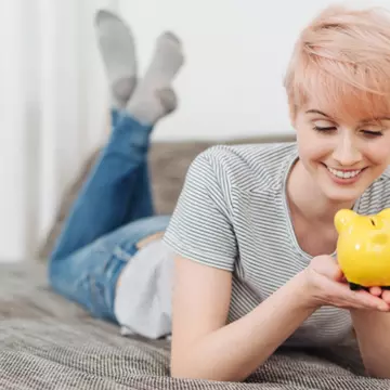Cum să faci economii fără compromisuri. 5 moduri prin care poți să reduci cheltuielile tale importante