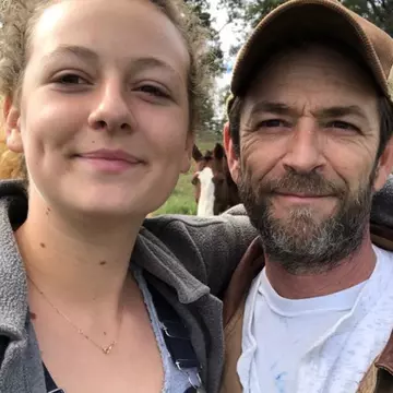 Luke Perry a fost îngropat într-un costum realizat din ciuperci