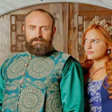 Actorul principal din „Suleyman Magnificul“, fotografiat cu o artistă din „Ferma“