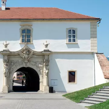 Un tânăr din Alba Iulia strânge mucurile de țigări aruncate de turiști în jurul cetății