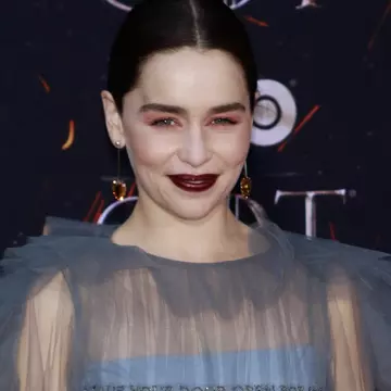 Emilia Clarke, imagini de pe patul de spital. Actrița a suferit mai multe operații pe creier